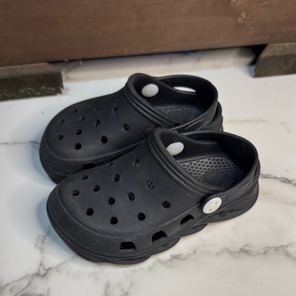 4/$15 Kids Black Clogs Toddler 7c